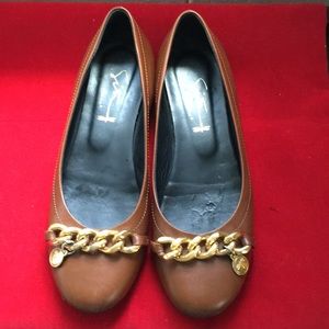 Sitón Brown flats with gold chain